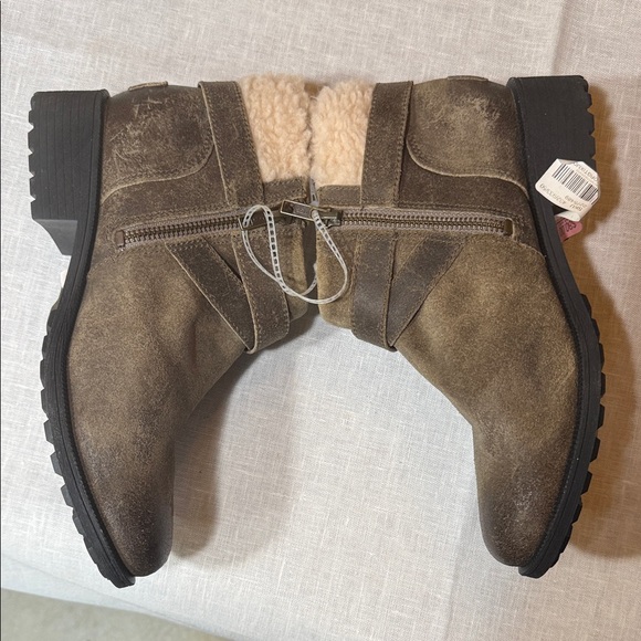 NWT UGG Women's Tan Shearling Buckle Boots - Picture 5 of 6